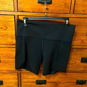 Athleta Salutation Stash Pocket 7” Short - L